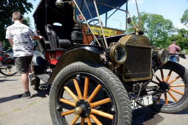 Lviv, Ukrayna - 1 Haziran 2023 Klasik bir klasik Ford Model T Tin Lizzie, 1912 Ziyaretçiler güneşli havada etkinliği keşfederken bir araba sergisinde göze çarpıyor