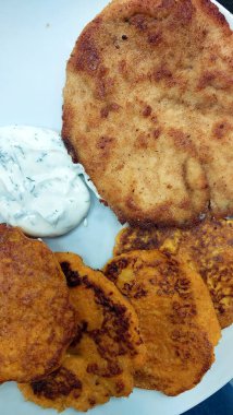 Altın-kahverengi patatesli krepler, zengin, aromatik bir bitkinin yanında dikkatlice kaplanır, geleneksel lezzetin tadını çıkarmak için tat tomurcuklarını davet eder..