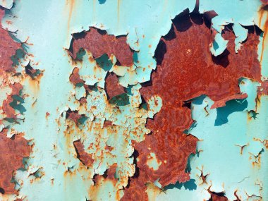 Karmaşık desenler, canlı boyanın soyulduğu paslı bir yüzeyden ortaya çıkar, doğal sanat eserleri sergiler. Bu doku zaman ve elementlere maruz kalma hikayeleri anlatır..