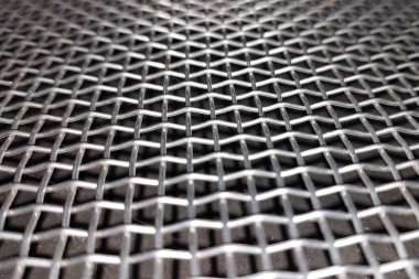 Yakından bakınca, paslanmaz çelik örgülerin karmaşık dokumasını, parlak dokusunu ve sağlam tasarımını iyi ışıklandırılmış bir ortamda sergiliyor..