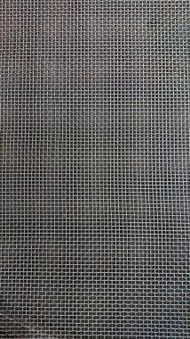 Paslanmaz çelikten karmaşık şablonlar gün ışığını yakalayarak şehir ortamında dokuyu ve tasarımı vurguluyor..