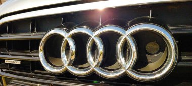 Lviv, Ukrayna - 2 Mayıs 2025 Audi ön ızgarasında karmaşık tasarım unsurları ve gün boyunca doğal güneş ışığıyla aydınlatılan parlak bir logo gösteren lüks arabaların ayrıntılı bir görüntüsü.