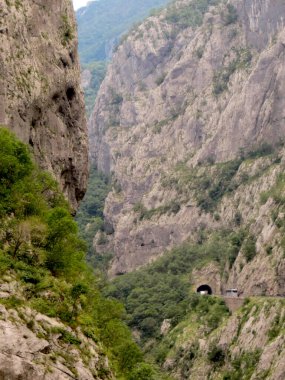 Karadağ 'daki büyüleyici Moraca Nehri Kanyonunu keşfedin. Yüksek uçurumlar ve yemyeşil alanlar macera ve rahatlama için ideal bir ortam yaratıyor..