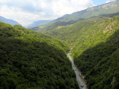 Karadağ 'da, yeşil tepelerin berrak sularla buluştuğu ve doğa severler ve macera arayanlar için ideal bir yer olan Tara Nehri Kanyonunu deneyin..