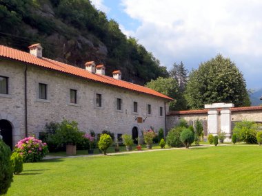 Moraca, Karadağ - 19 Temmuz 2014 Ziyaretçiler Karadağ 'daki Moraca Manastırı' nın yemyeşil ve tarihi taş mimarisi ile çevrili sakin topraklarını keşfederek barış ve yansıma önerdiler.
