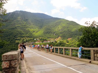 Tara, Karadağ - 19 Temmuz 2014 Turistler güneşli bir günde Djurdzhevych Köprüsü 'nde Tara Nehri Kanyonu ve Karadağ' ın etrafındaki dağların çarpıcı manzarasını izlemek için bir araya geldiler.