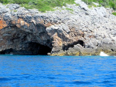Karadağ 'ın Blue Grotto' sunun doğal güzelliğini deneyimleyin. Burada çarpıcı kaya oluşumları Adriyatik Denizi 'nin parlak mavi sularıyla buluşuyor..