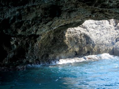 Karadağ 'ın kayalık uçurumlarıyla çevrili büyüleyici Blue Grotto' suna parlak mavi sular akıyor. Güneş dalgalardan yansıyarak büyülü bir atmosfer yaratır..