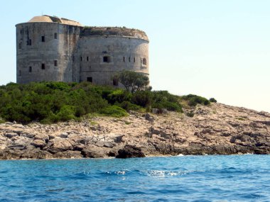 Arza Kalesi Lustica Yarımadası 'nda, gök mavisi Adriyatik Denizi' ne bakan görkemli bir şekilde duruyor. Antik taşları, Montenegros 'un zengin tarihine ve sahil güzelliğine bir bakış sunuyor..