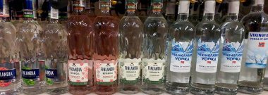 Lviv, Ukrayna - 18 Haziran 2025 Rafları, İskandinav perakende ortamında bulunan klasik ve aromalı çeşitleri de içeren eşsiz aromalı votka şişeleri sergiliyor.