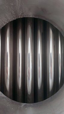 Çelik ısı borularının yakın görüntüsü, gün içinde çeşitli endüstriyel uygulamalara ısı aktarımı için gerekli olan cilalanmış, silindirik tasarımlarını ortaya koyuyor..