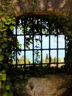 Kanli Kula Kalesi 'nin sarmaşık kaplı penceresinden Kotor Körfezi' nin büyüleyici manzarasını yakalayın. Herceg Novis 'in zengin tarihinde huzurlu bir an..