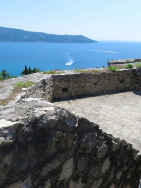 Ziyaretçiler, güneşli bir günde Kotor Körfezi 'nin özünü yakalayan Karadağ' ın Herceg Novi kentindeki Kanli Kula Kalesi 'nin manzarasına hayran kaldılar..