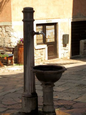 Kotors 'un eski sakin bir köşesinde güzel bir mimari ve kaliteli bir çeşme sergilenirken, ziyaretçiler Karadağ' ın eşsiz atmosferini takdir etmeye davet ediliyor..