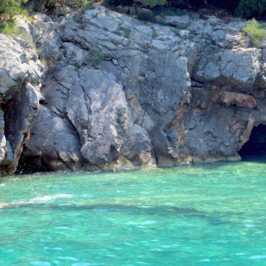 Kristal berraklığında turkuaz sular Montenegros Körfezi boyunca kayalık uçurumları ortaya çıkararak keşif ve rahatlamaya davetiye çıkarıyor. Bu kıyı cenneti huzur yayar..
