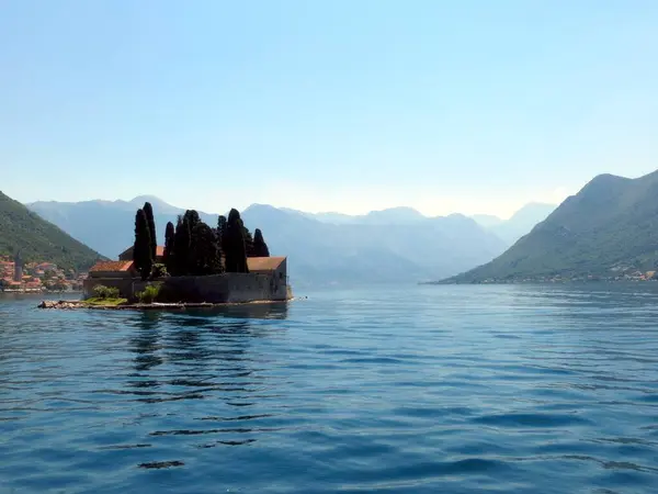 Aziz George adasında sakin sular ve görkemli dağlarla çevrili sakin bir kilise bulunuyor ve Karadağ 'daki Kotor Körfezi' nin büyüleyici güzelliğini gözler önüne seriyor..