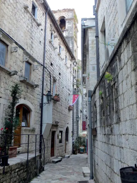 Kotor, Karadağ - 20 Temmuz 2014 Kotor 'un dar sokaklarında gezinen eski kasaba, sıcak Akdeniz güneşi altında şaşırtıcı taş yapılar ve zengin mimari mirası sergiliyor.