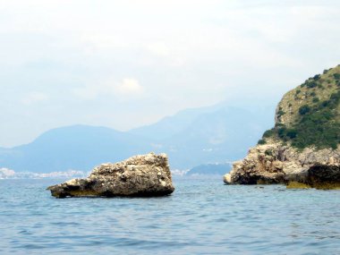 Adriyatik Denizi 'nin sakin sularından kayalık oluşumlar yükseliyor