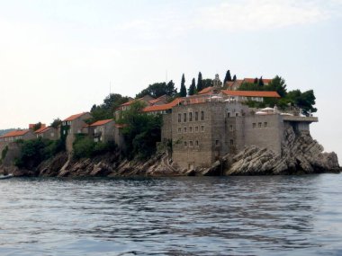 Ziyaretçiler, kristal berrak suları ve çarpıcı mimarisi, rahatlama ve keşif için ideal Sveti Stefan Adası tatil beldesinin Karadağ 'daki barışçı atmosferine bayılıyor.