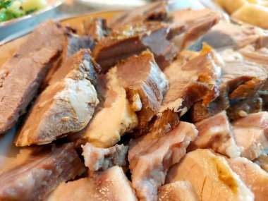 Gurme dilimlenmiş et, çeşitli dokuları ve renkleri sergiliyor, ziyafet için mükemmel. Özel toplantılarda et severler için idealdir..