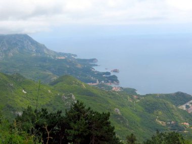 Nefes kesen manzaralar, Budva Riviera 'nın masmavi sularına dökülen yemyeşil tepeleri gözler önüne seriyor. Sahil şeridi büyüleyici kıyı kasabaları ve canlı doğayla dolu..
