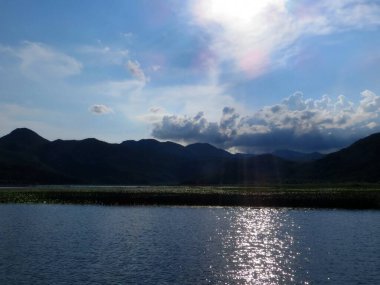 Sakin sular, görkemli dağlarla ve yemyeşil yeşilliklerle çevrili güneş ışınlarını yansıtır. Karadağ 'da doğa severler için mükemmel bir kaçış..