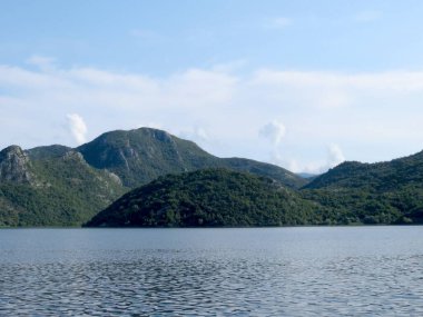 Skadar Gölü 'nün sakin sularını çevreleyen Majestic tepeler, Karadağ' da macera arayan doğa meraklıları ve gezginleri için pitoresk bir zemin oluşturuyor..