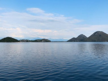 Karadağ 'ın Skadar Gölü' nün huzurlu bir manzarasında, güzel dağları yansıtan yumuşak sular sergileniyor. Doğa aşıkları etraflarındaki huzur ve güzelliğin tadını çıkarabilirler..