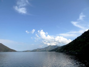 Skadar Gölü 'nün sakin sularında yolculuk, görkemli dağların huzurlu manzarayı sardığı, gezginleri doğayla bağ kurmaya davet ettiği yer..