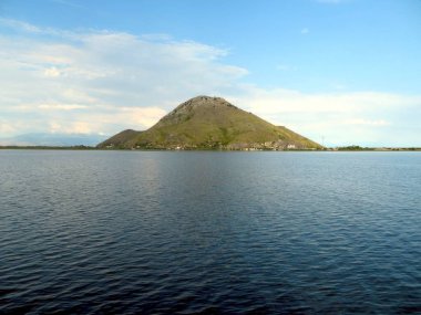 Skadar Gölü sakin sularıyla berrak mavi gökyüzünün altındaki yeşil tepeleri yansıtan sakin bir kaçış sunar. Montenegros 'un nefes kesici güzelliği ve dinginliğini tecrübe edin..