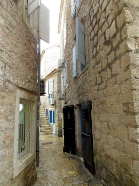 Asırlık taş binaların parlak mavi panjurların altında hikayeler fısıldadığı Budvas 'ın eski kasabasının pitoresk dar sokaklarında dolaş..