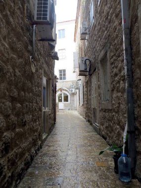 Budvalar 'ın dar taştan caddelerinde gezinirken, yumuşak ışık büyüleyici binaları gözler önüne seriyor, ziyaretçileri Akdeniz tarihinin ebedi güzelliğine sürüklüyor..