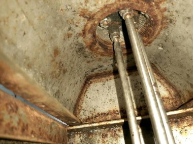 Damar kapağı içinde iç yapı ve bağlantı noktalarını gösteren düzey elektrotlar görülür. Sıvı seviyelerini etkin bir şekilde izlemek için kurulum çok önemlidir..