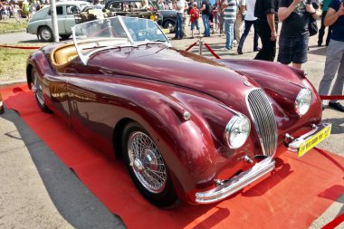 Gün boyunca Canlı Açık Hava Ayarlarında Klasik Otomobiller Sunan Klasik Otomobil Fuarı