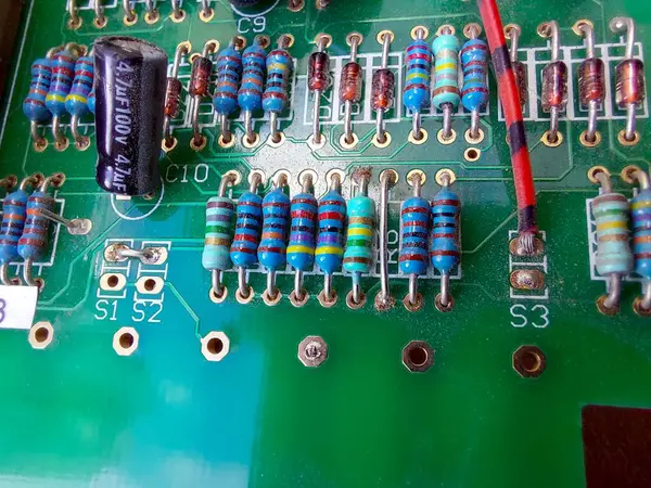 Lviv, Ukrayna - 17 Eylül 2025 Çeşitli direnişçiler, kapasitörler ve konnektörlerin yer aldığı bir elektronik panoya yakın çekim, tipik endüstriyel cihazlar ve devreleri.