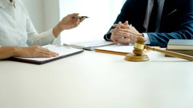 Avukatlar, iş sözleşmesi hazırlamak veya planlamak için ortakların veya müşterilerin raporlarını dinliyorlar..