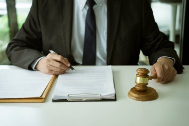 Bir hukuk danışmanlık şirketi başkanı Gavel 'le bir belge hazırlıyor.