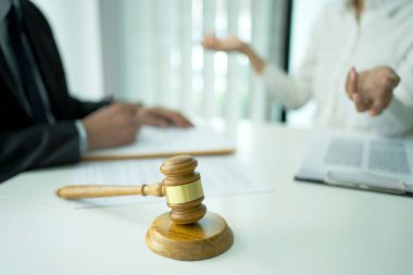 Tokmağa odaklan. Bir memur ya da müvekkil, davayı yasal ekibe sunmak için elini kullanır ve işi planlar..