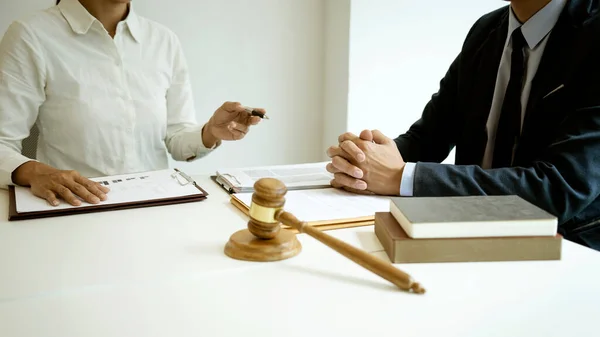 Rechtsanwälte Hören Berichte Von Geschäftspartnern Oder Mandanten Einen Geschäftsvertrag Planen — Stockfoto