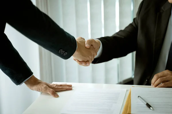 Advogado Levantou Aperto Mão Com Cliente Para Parabenizar Confirmar Acordo — Fotografia de Stock