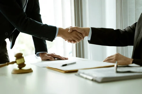 Lawyer Stood Handshake Client Congratulate Confirm Agreement Law Firm — Stock Photo, Image