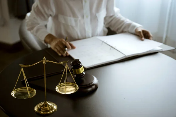 Een Juridische Zakenman Zit Kijk Naar Papierwerk Buurt Van Een — Stockfoto