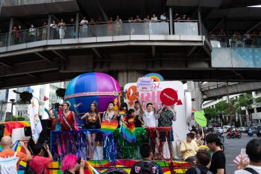 Bangkok, Tayland - 30 Haziran 2024 Şeref Ayı 'nın son gününde Bangkok Tayland' ın başkentinin göbeğinde yüzer yol cinsiyet eşitliği ve çeşitliliği, Love Pride Parade aşk eşitliği zirvesi