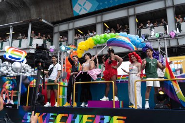 Bangkok, Tayland - 30 Haziran 2024 Şeref Ayı 'nın son gününde Bangkok Tayland' ın başkentinin göbeğinde yüzer yol cinsiyet eşitliği ve çeşitliliği, Love Pride Parade aşk eşitliği zirvesi