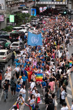 Siyam Meydanı İş Dünyası C 'de Onur Ayı' nın ilk gününde geçit töreni