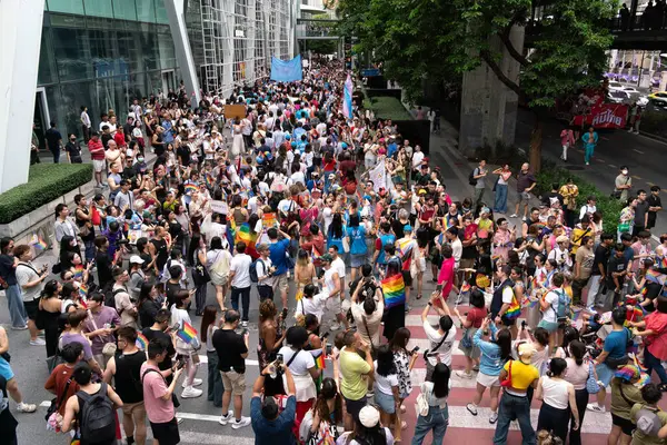 Siyam Meydanı İş Dünyası C 'de Onur Ayı' nın ilk gününde geçit töreni