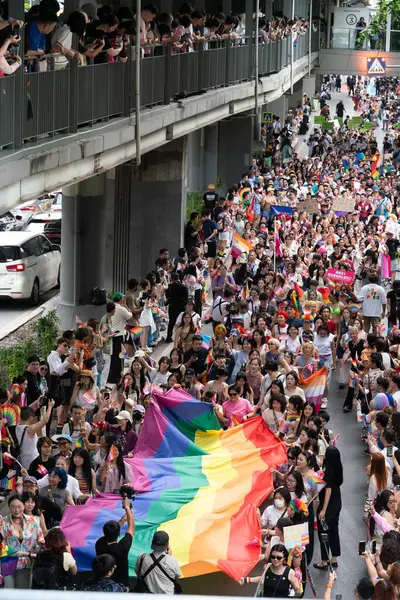 Siyam Meydanı İş Dünyası C 'de Onur Ayı' nın ilk gününde geçit töreni