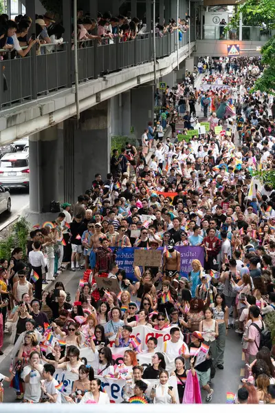 Siyam Meydanı İş Dünyası C 'de Onur Ayı' nın ilk gününde geçit töreni