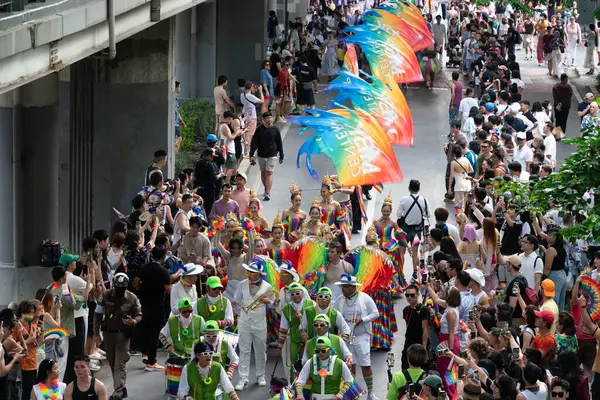 Siyam Meydanı İş Dünyası C 'de Onur Ayı' nın ilk gününde geçit töreni
