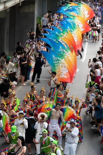 Siyam Meydanı İş Dünyası C 'de Onur Ayı' nın ilk gününde geçit töreni